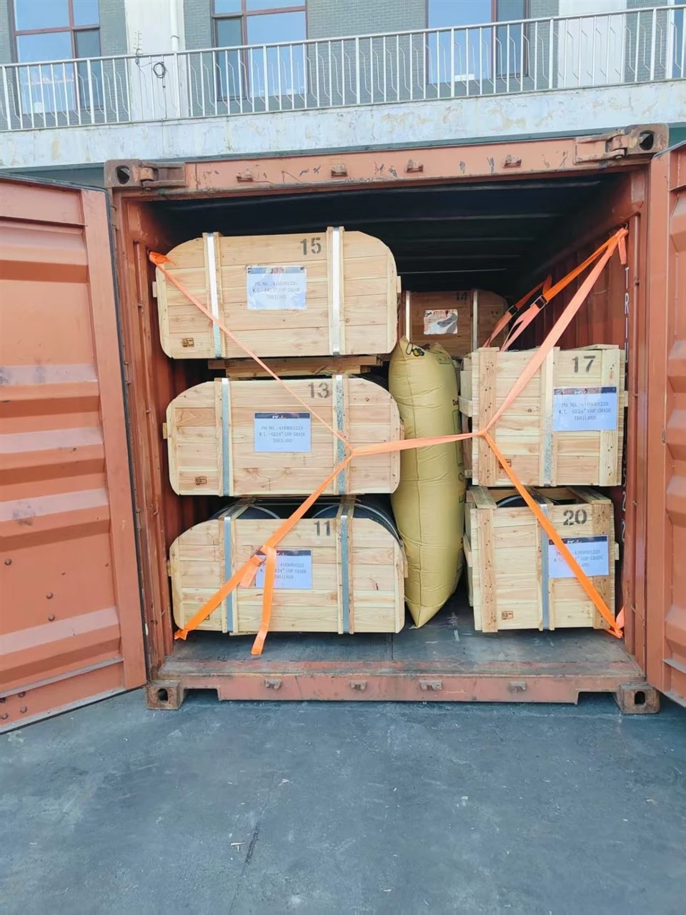 loading of 600mm graphite electrodes